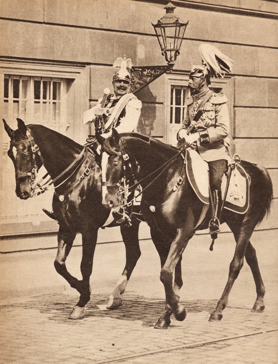 V. György király és II. Vilmos császár elhagyja Potsdamot, hogy részt vegyen a csapatok áttekintésén 1913-ban, illusztráció az 1935 körül megjelent „V. György király élete” c. alkotó: English Photographer