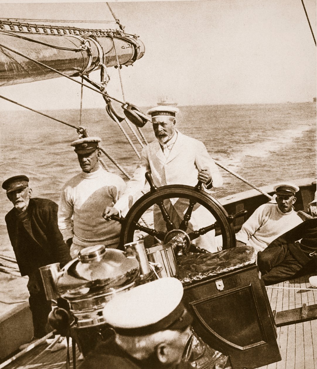 György király Britannia jachtja élén, 1920-as és 30-as évek alkotó: English Photographer