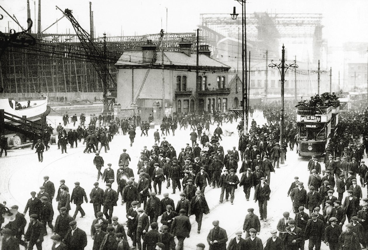 Leütési idő a Harland and Wolff hajógyárban, Belfast, Írország, a háttérben az épülő Titanic, 1910-11 alkotó: English Photographer