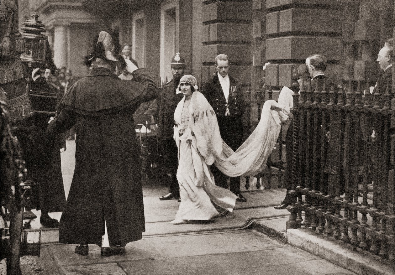 Lady Elizabeth Bowes Lyon 1923. április 26-án az esküvőjére tartott H.R.H. A York hercege, később VI. György király a Huszonöt év történetéből, 1935-ben alkotó: English Photographer