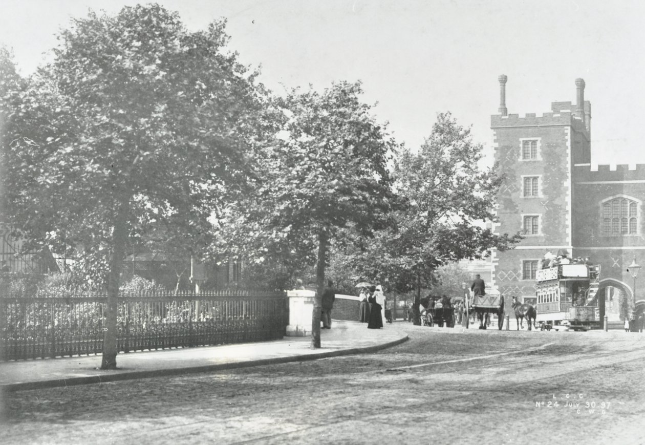 Lambeth-híd: megközelítési út a Lambeth-palotával a háttérben, 1897 alkotó: English Photographer