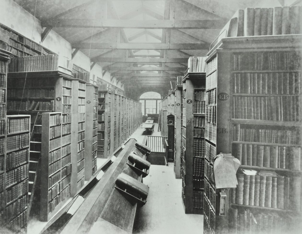 Könyvtár, Sion College, Victoria Embankment, City of London, 1885 alkotó: English Photographer
