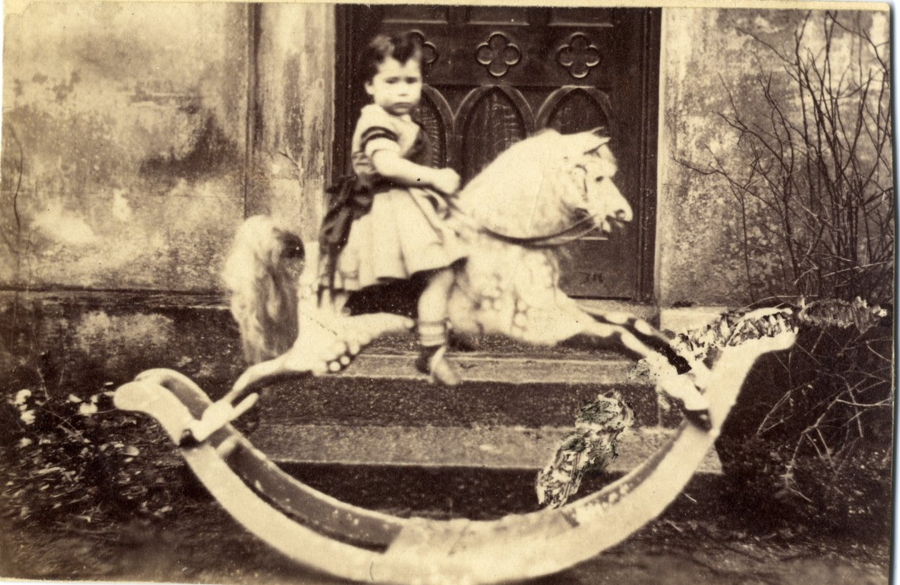 Kislány nagy hintalovon a kertben, 1860-as évek (albumnyomat) alkotó: English Photographer
