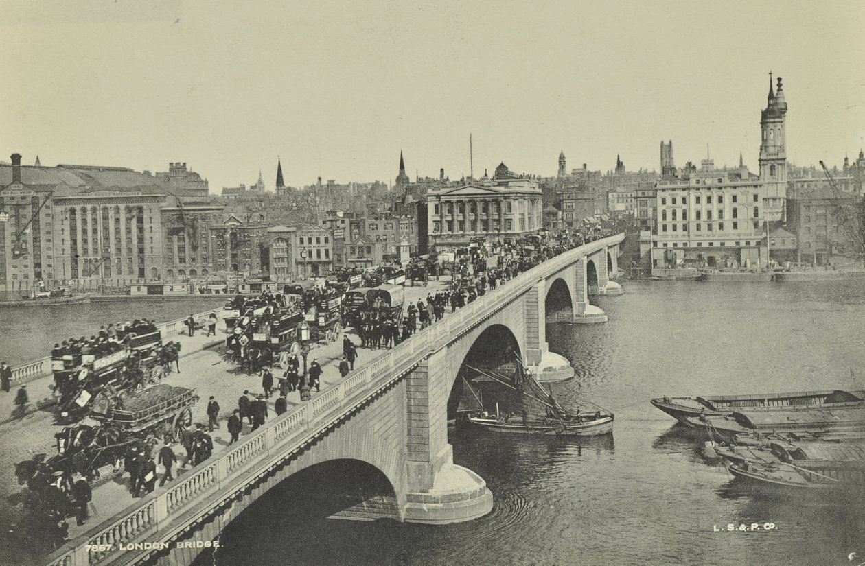 London Bridge: lovas omnibuszok és szekér, valamint gyalogosok átkelnek a hídon, 1895 alkotó: English Photographer