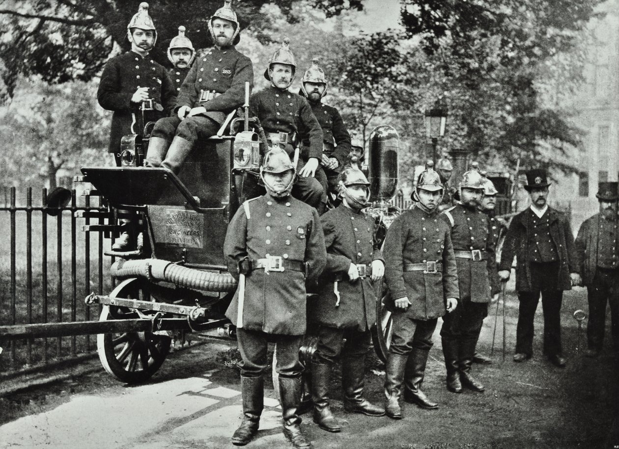 Londoni Tűzoltóság: tűzoltók csoportja motorral és forgócsapokkal, 1895 alkotó: English Photographer