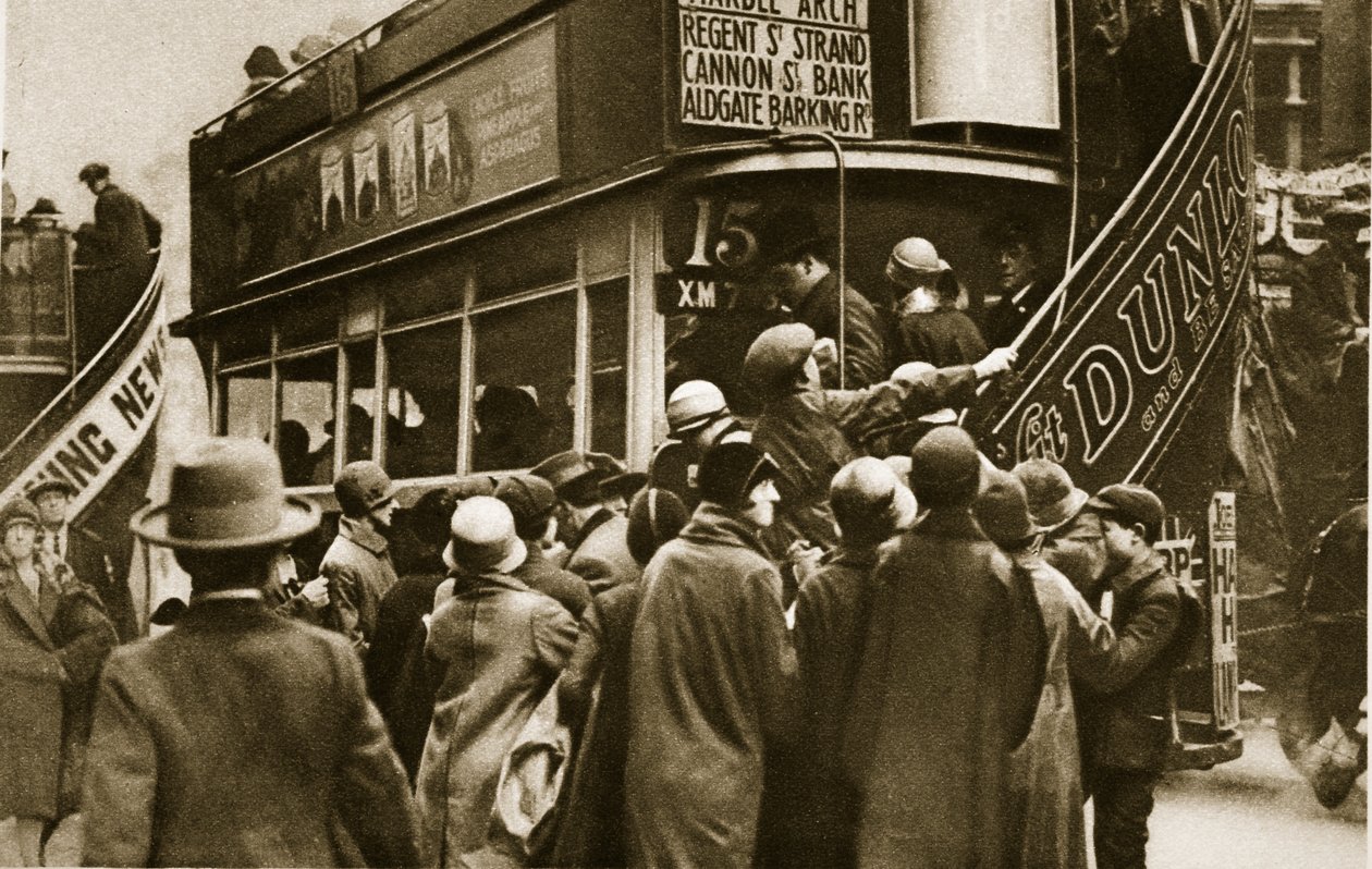 Londoniak buszért rohannak a Ludgate Hillen (szépia fotó) alkotó: English Photographer