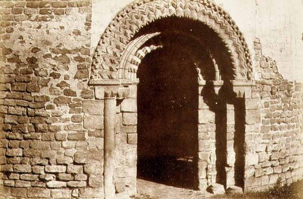 Ludlow-kastély: a kerek templom bejárata, 1852-1853 körül (fotó) alkotó: English Photographer
