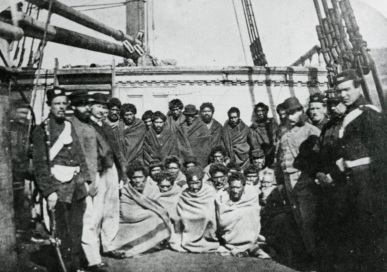 Maori rabok egy börtöntömb fedélzetén Wellington kikötőjében, 1866 alkotó: English Photographer
