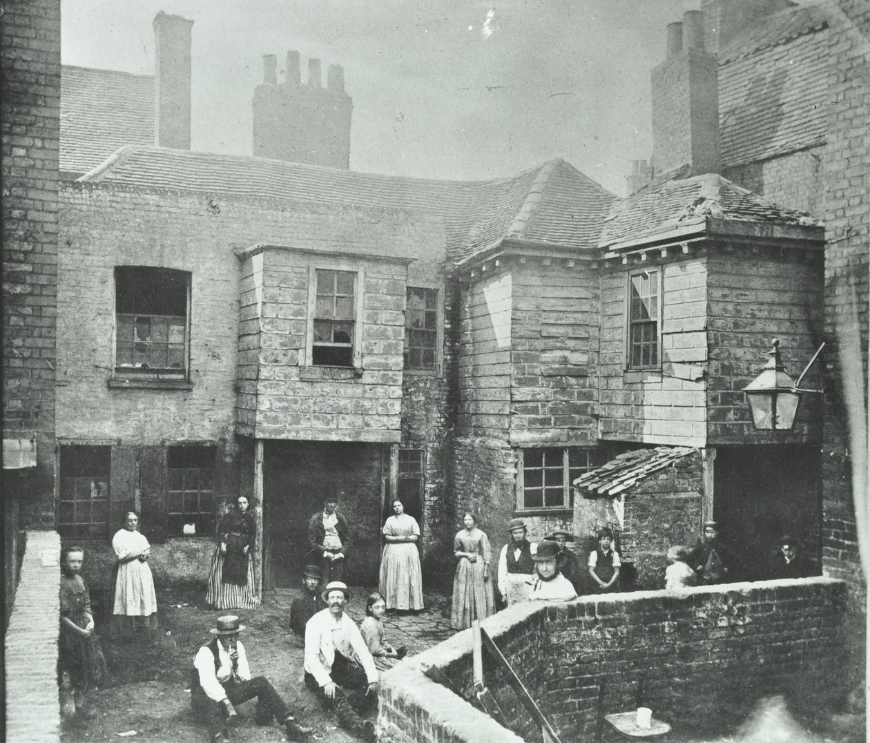 Market Court, London, 1868 alkotó: English Photographer