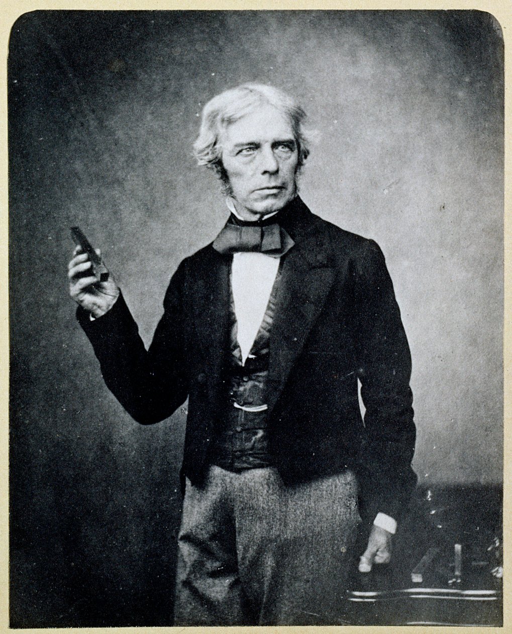 Michael Faraday (1791-1867) egy rúdmágnessel a kezében, Maull és Polyblank munkája alkotó: English Photographer