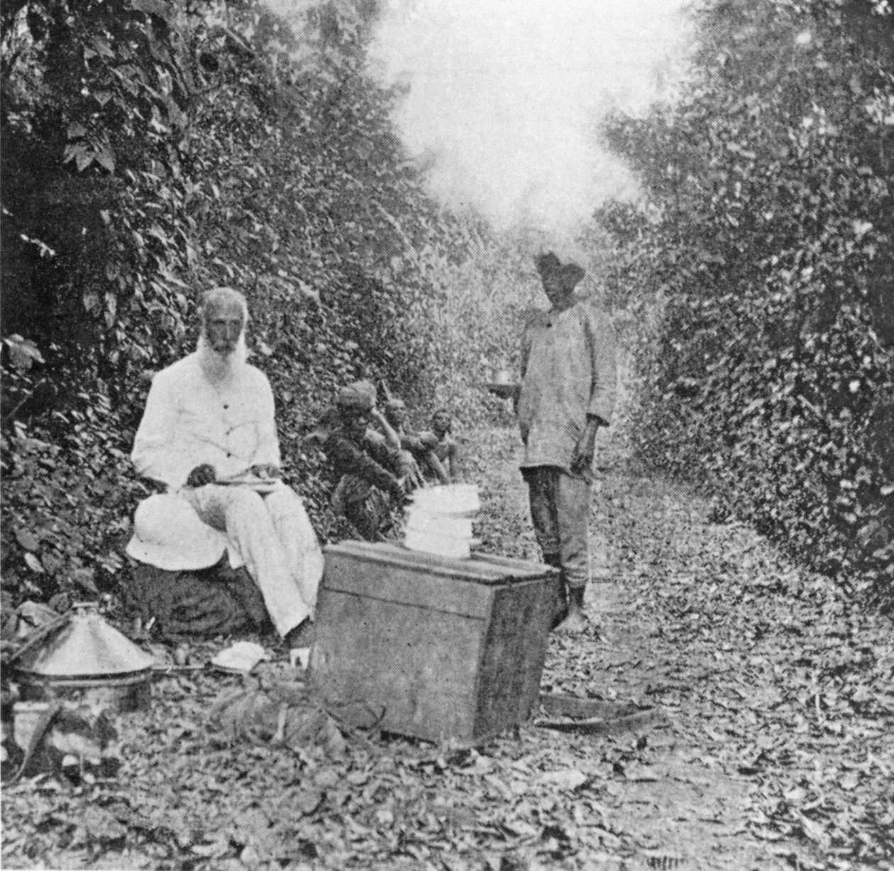 Déli megállás a menetben, az afrikai nap alatt; Afrikai nap alatt; az ugandai őshonos versenyek, sportkalandok és egyéb élmények leírása, William John Ansorge, 1899 (bw phot alkotó: English Photographer