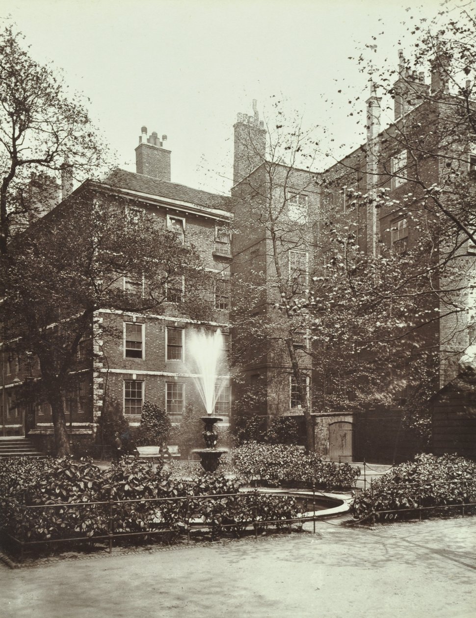 Középső templom, Fountain Court, 1885 alkotó: English Photographer