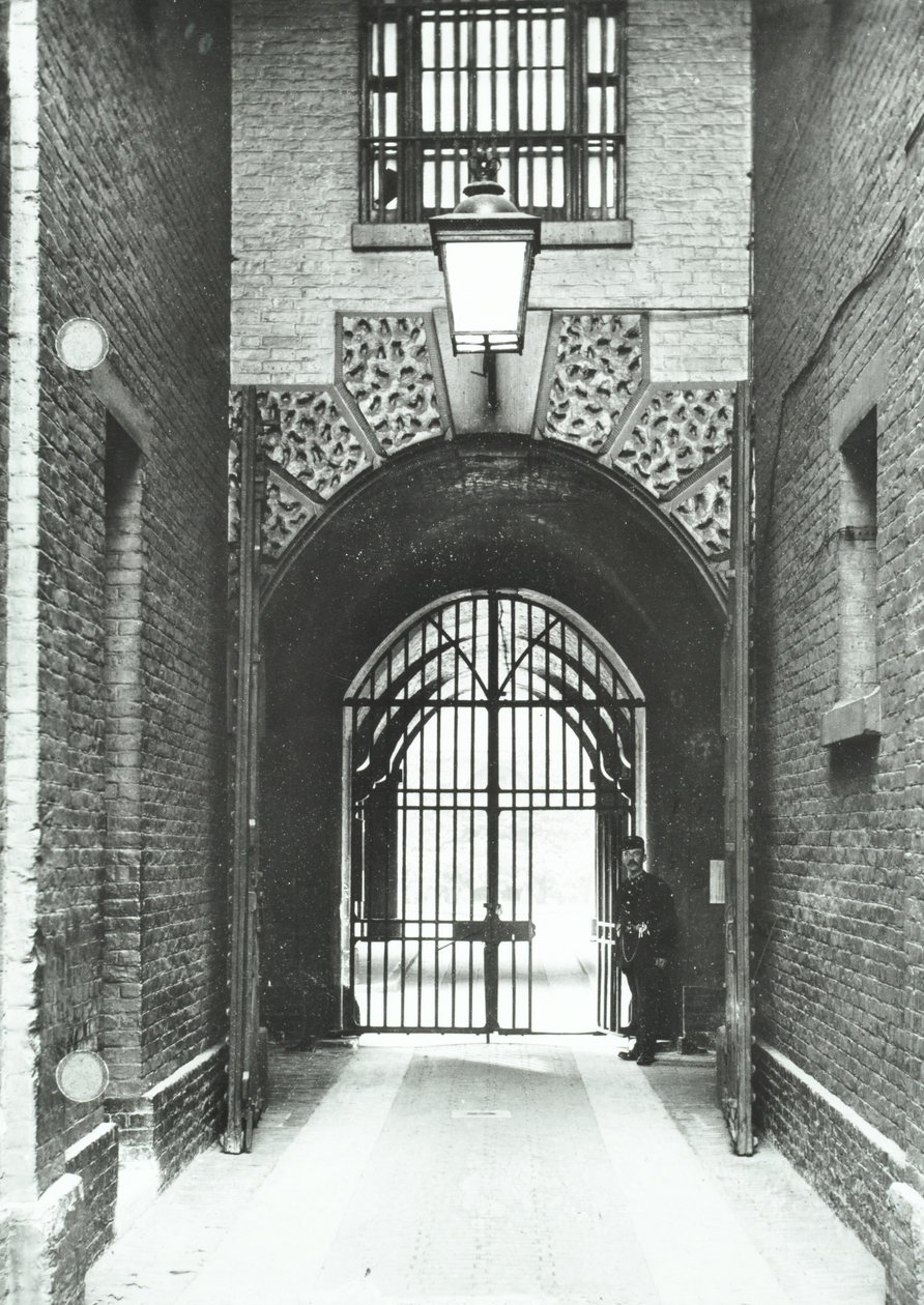 Millbank börtön: fő átjáró, Warden Barnard az ajtóban, 1885 alkotó: English Photographer