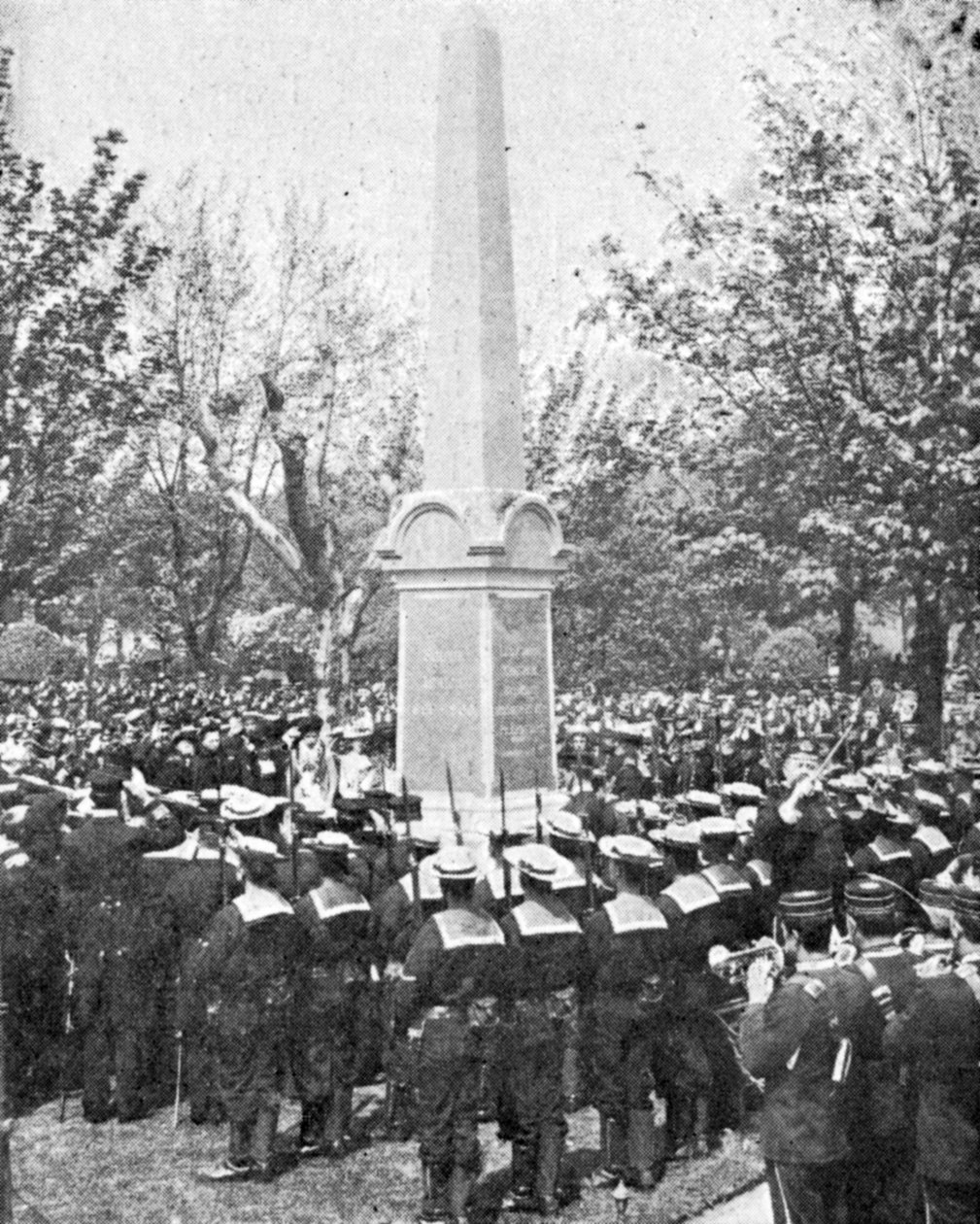 Emlékmű a H.M.S Powerful tisztjei és emberei emlékére, illusztráció A királyból, 1901. május 25. alkotó: English Photographer