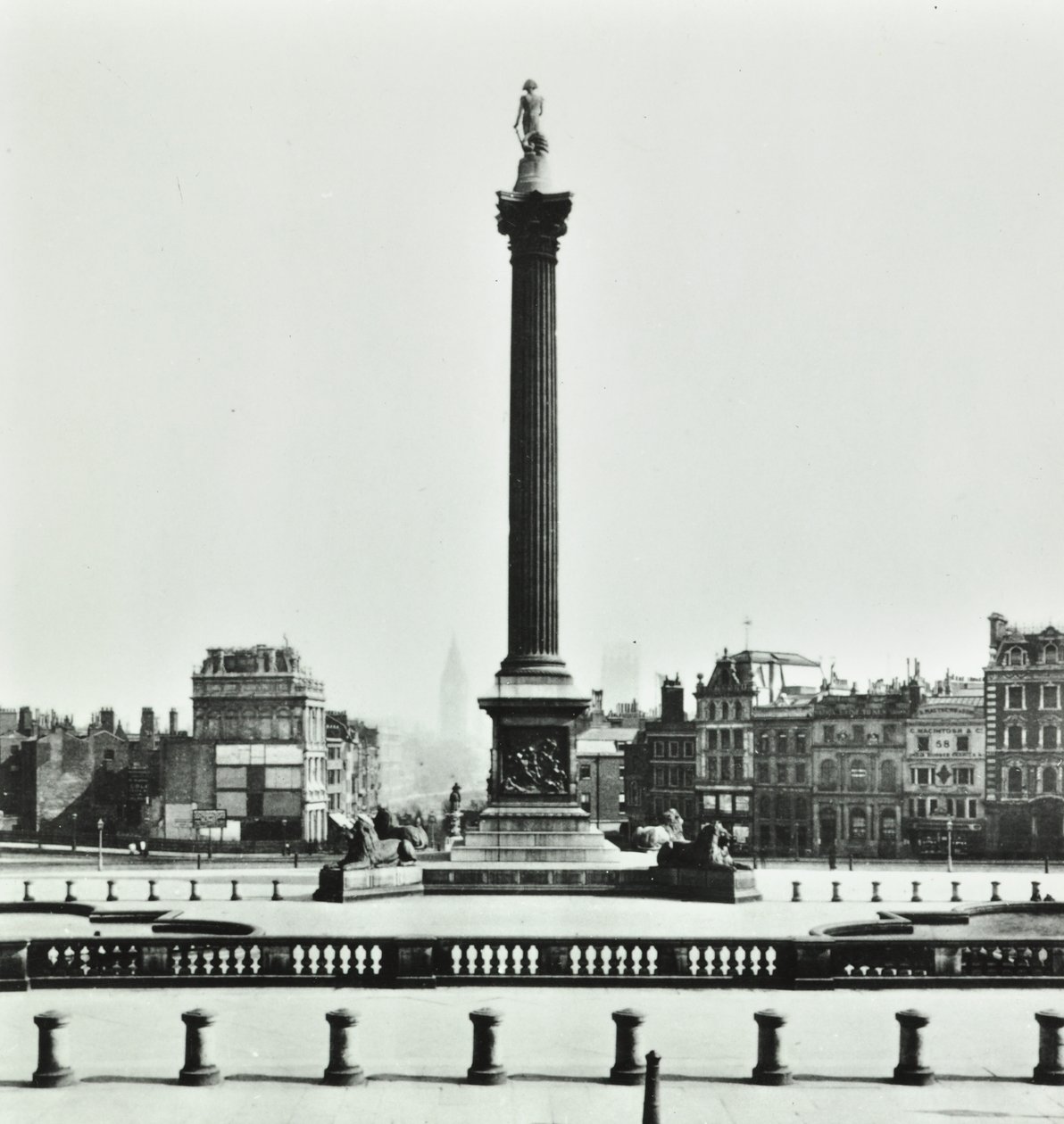 Nelsons-oszlop, Trafalgar Square, Westminster LB: délre nézve a Nemzeti Galériából, 1870 alkotó: English Photographer