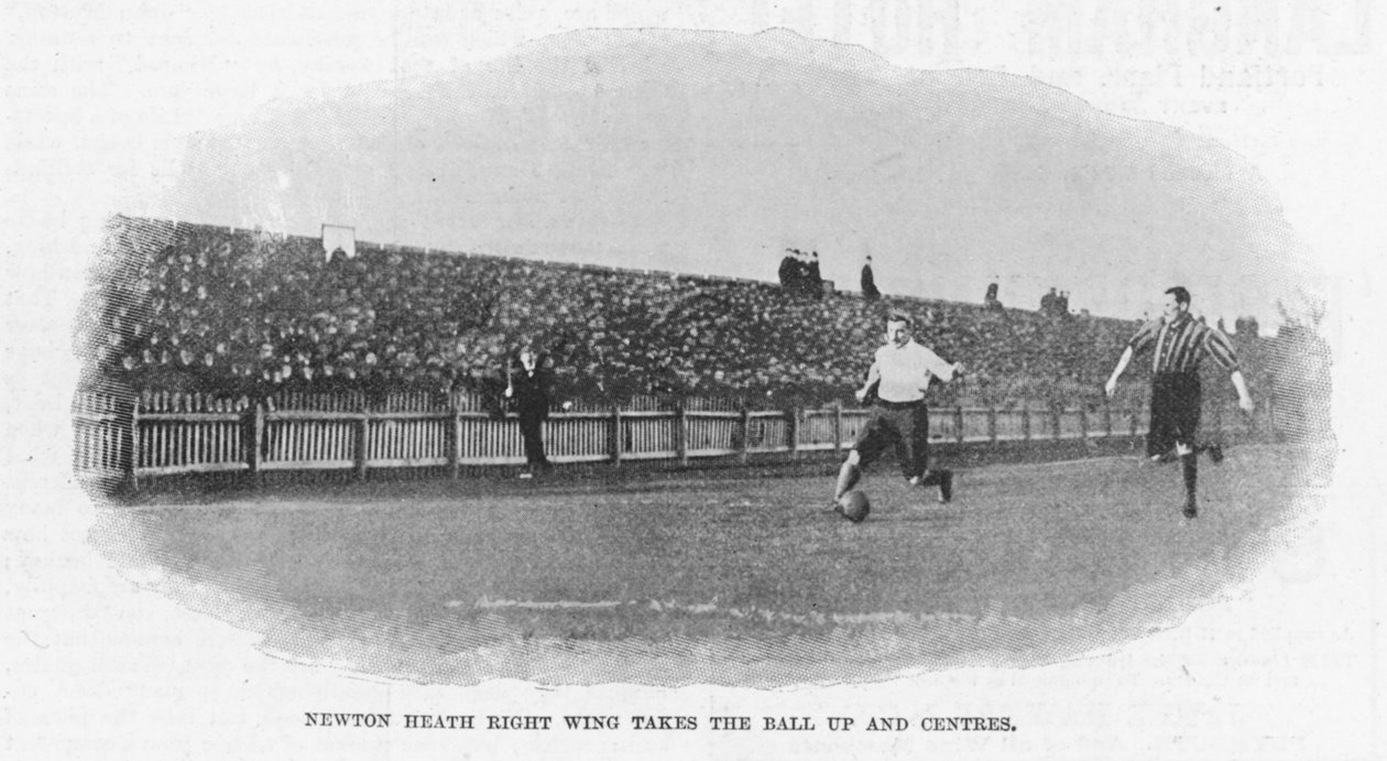 Newton Heath jobbszárnya felveszi a labdát és középre állít, 1899 alkotó: English Photographer