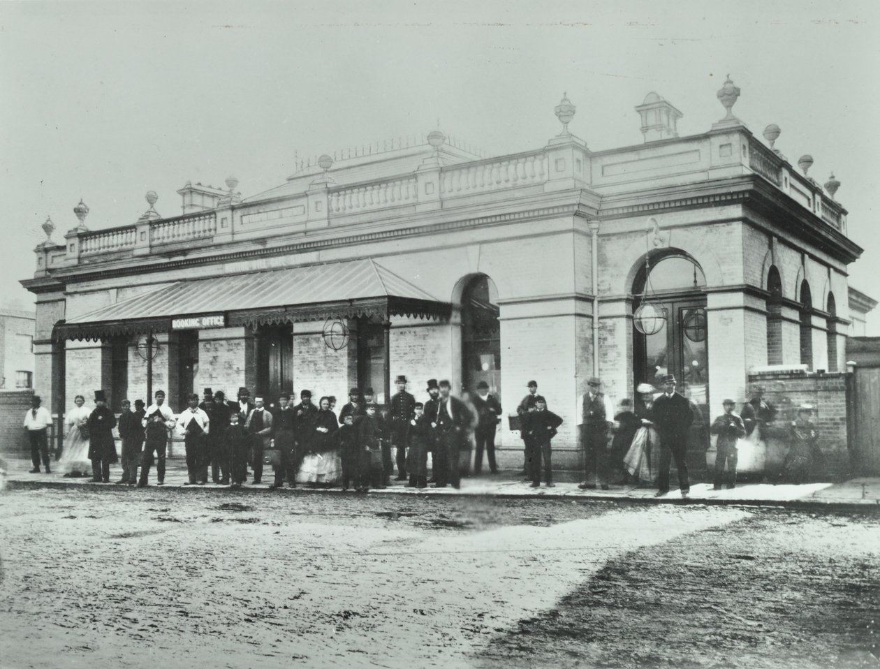 Notting Hill Gate állomás: a Metropolitan Railway külseje, 1868 alkotó: English Photographer