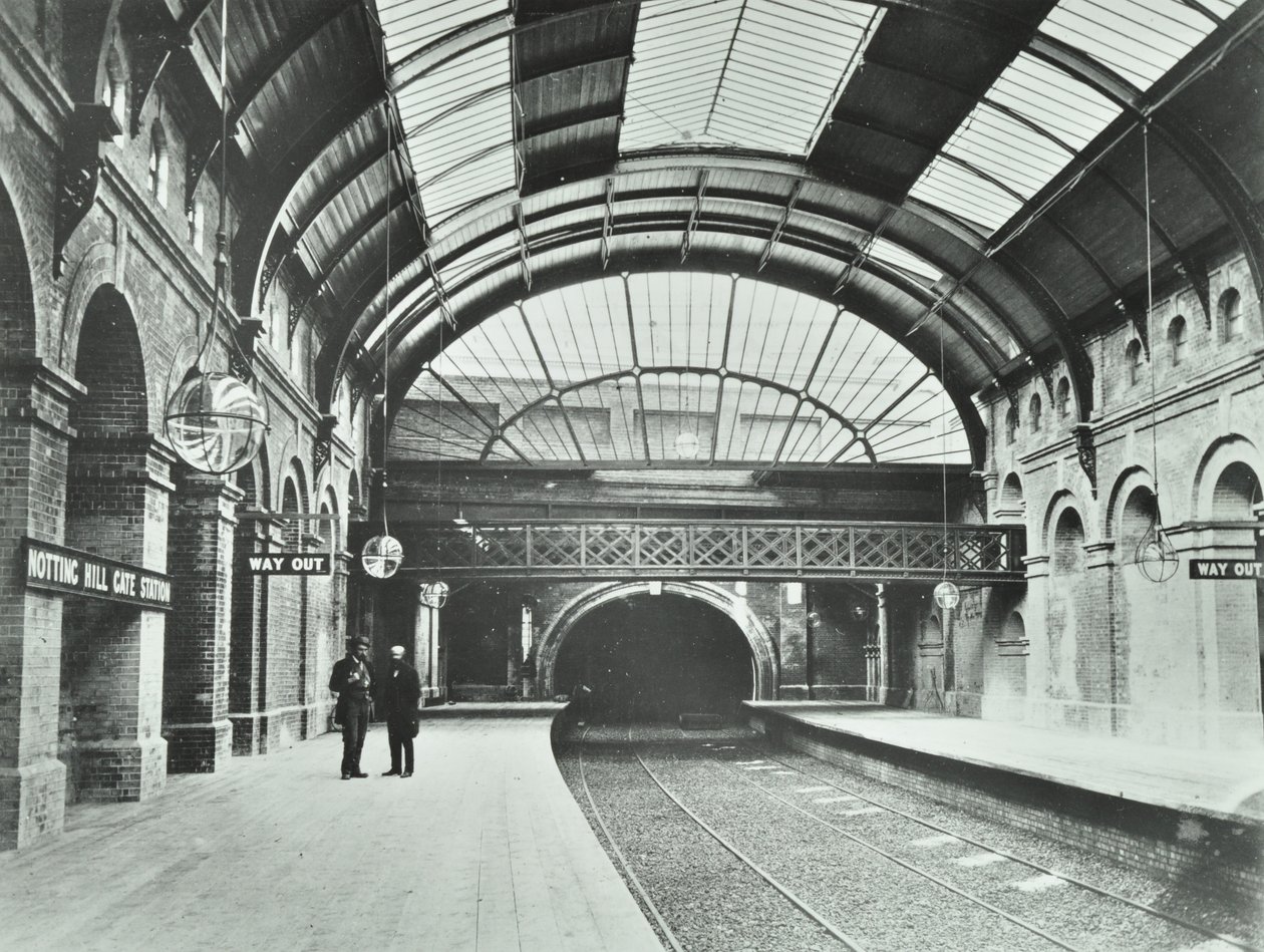 Notting Hill Gate metróállomás: kilátás a peronokra és a pályára, 1868 alkotó: English Photographer