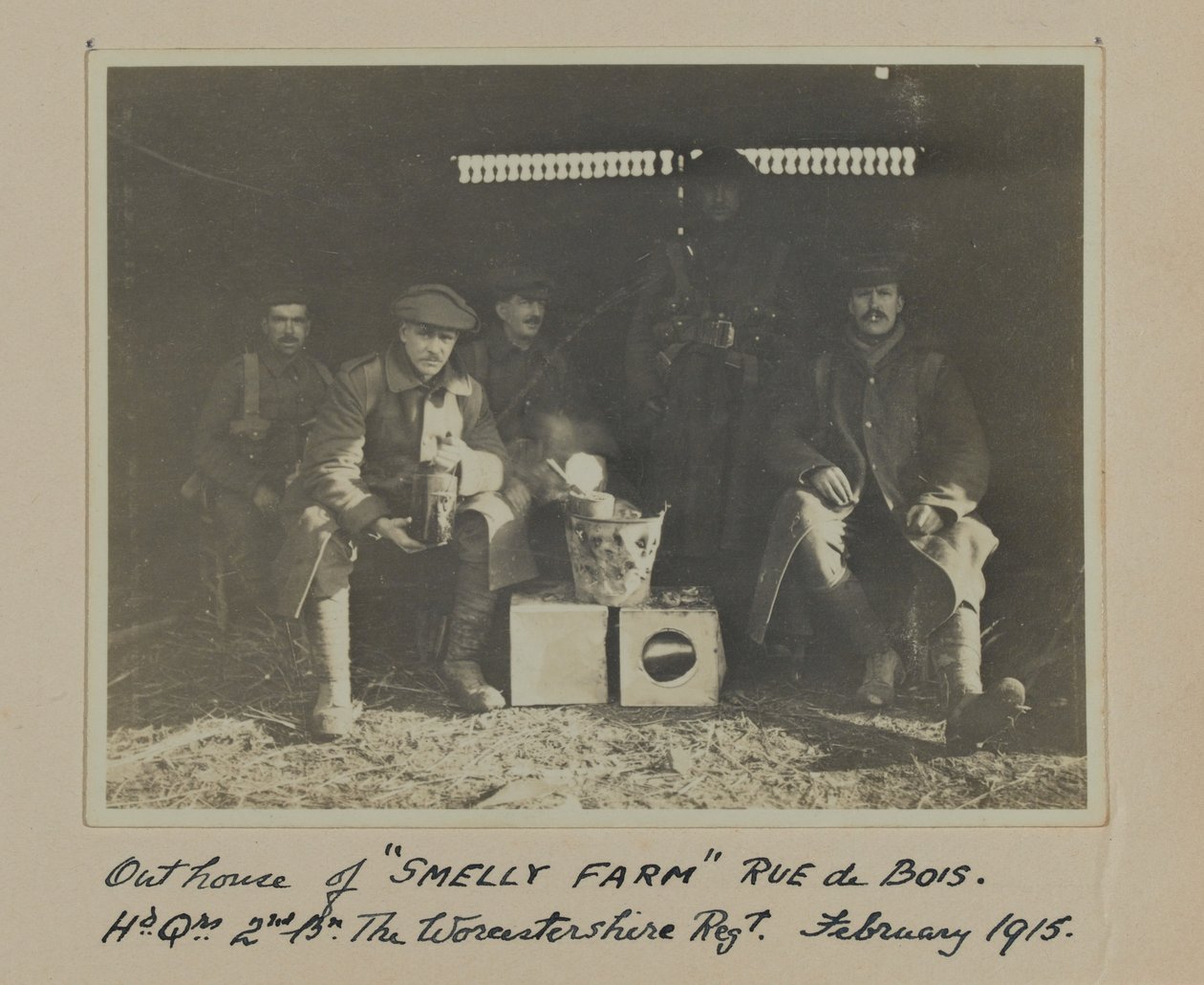 A SMELLY FARM Rue de Bois melléképülete. Hd. QRs 2nd Bn The Worcestershire Regt. 1915. február alkotó: English Photographer