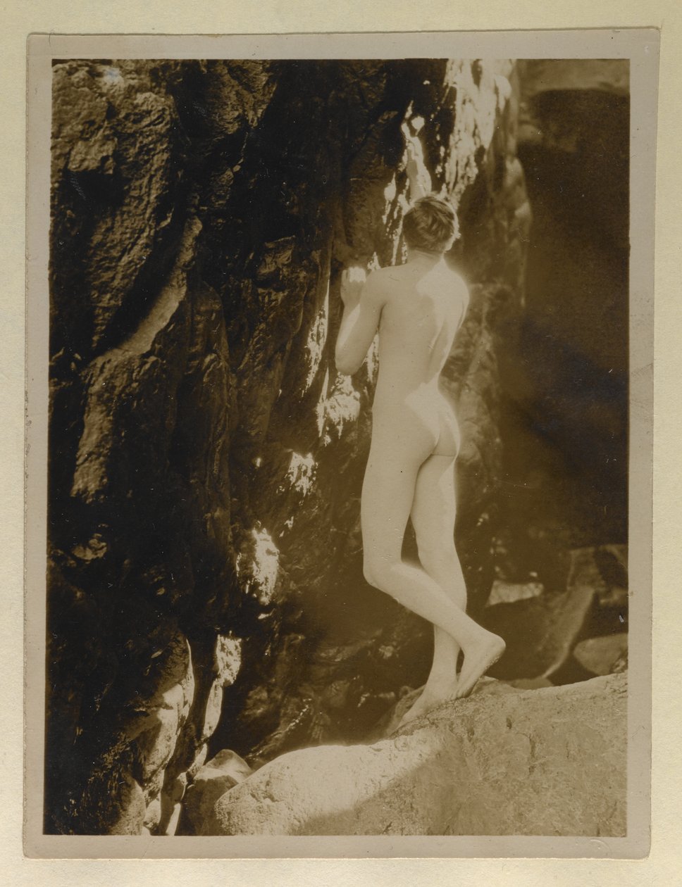 Fénykép Alistair Graham meztelenül, az Evelyn Waugh-nak írt levelével együtt őrzik, 1924 körül (zselatin ezüst nyomat) alkotó: English Photographer