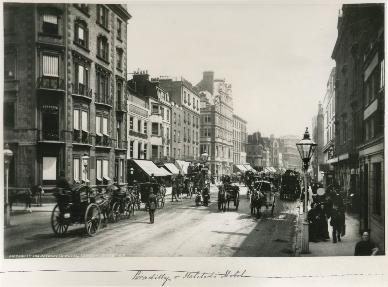 Piccadilly és Hatchett Hotel, London, 1887 körül (albumnyomat) alkotó: English Photographer