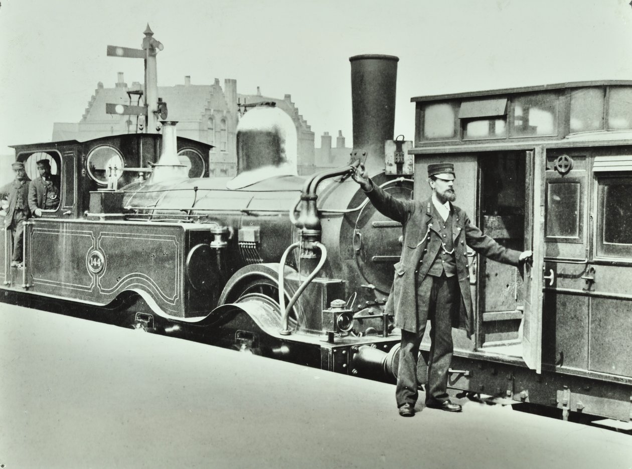 Porter peron egy vasútállomáson, 1885 alkotó: English Photographer