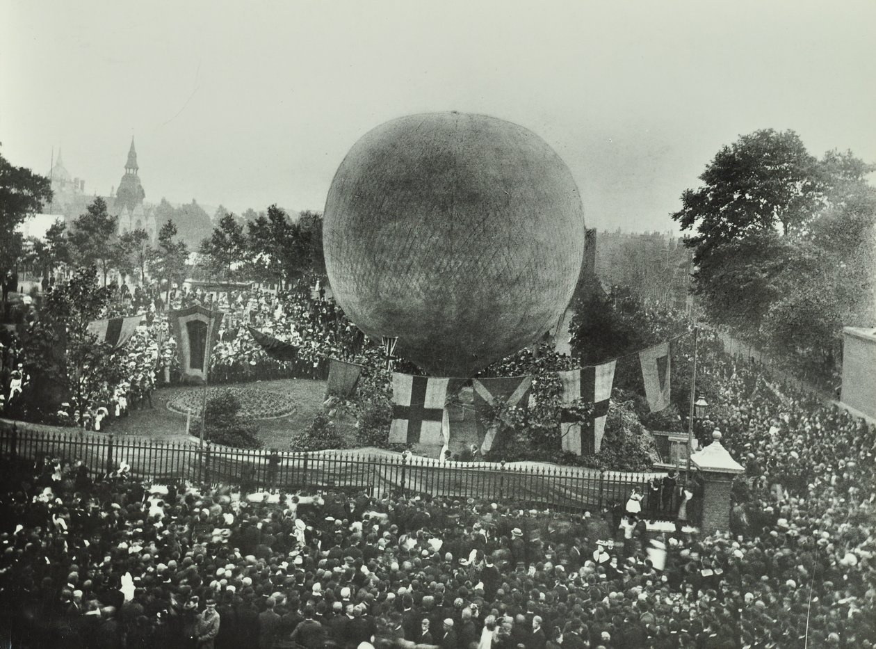 Nyárfa szabadidőpark: tömegek néznek egy hőlégballont, 1892 alkotó: English Photographer
