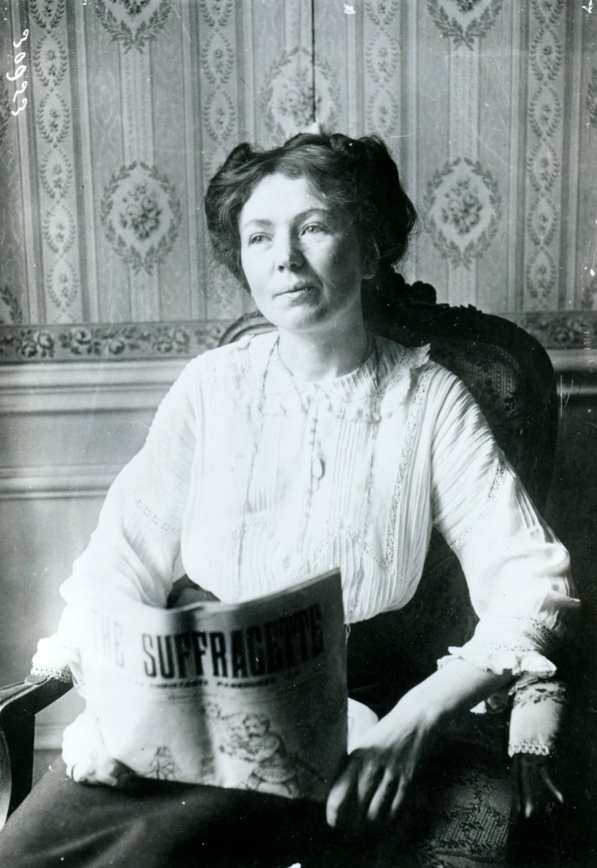 Christabel Pankhurst portréja, aki a szüfrazsett egy példányát olvassa 1905 körül alkotó: English Photographer