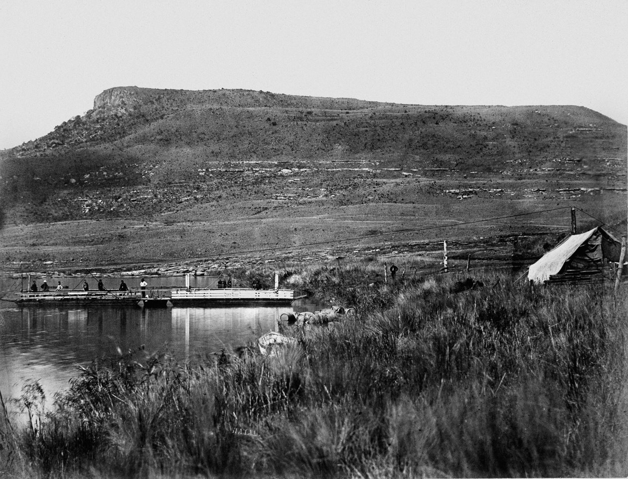 Posta a Rorkes Driftnél a Signal Hill-vel a távolban, 1879 alkotó: English Photographer