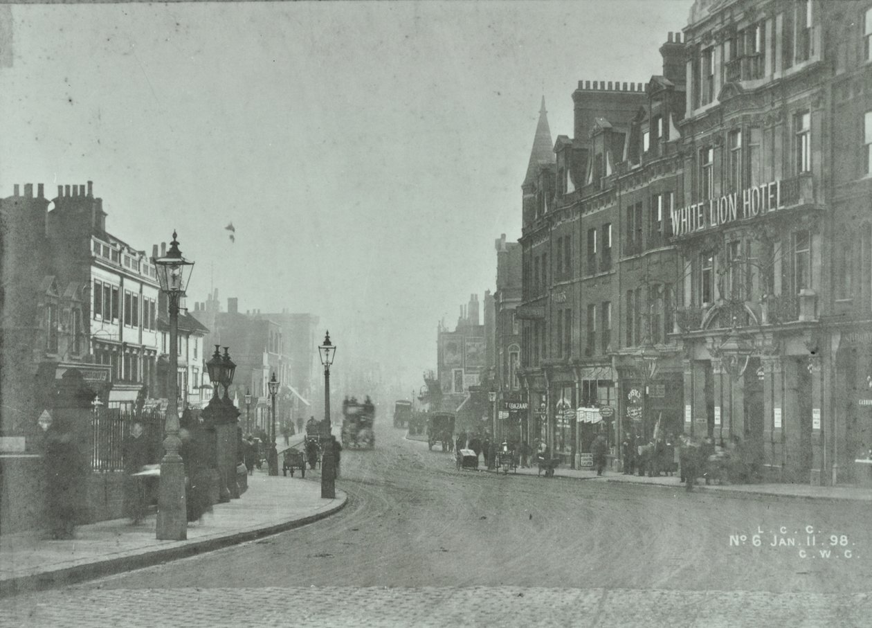Putney Bridge: megközelítési út a Putney High Street felől, 1898 alkotó: English Photographer