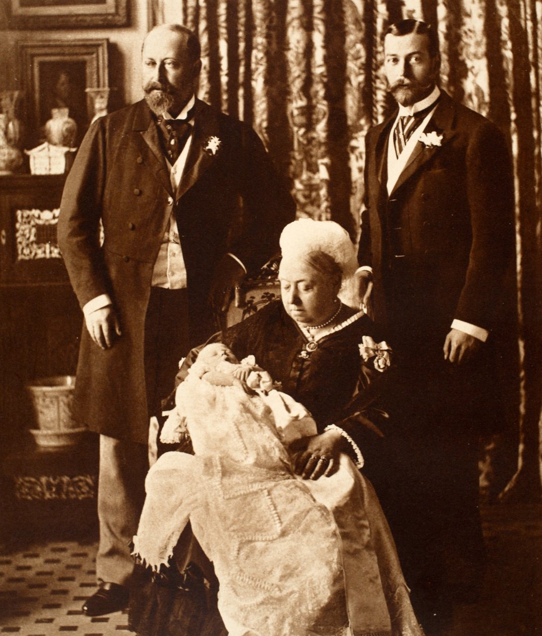 Viktória királynő VIII. Edward királyt tartja kezében a keresztelőjén, 1894. július 16-án alkotó: English Photographer