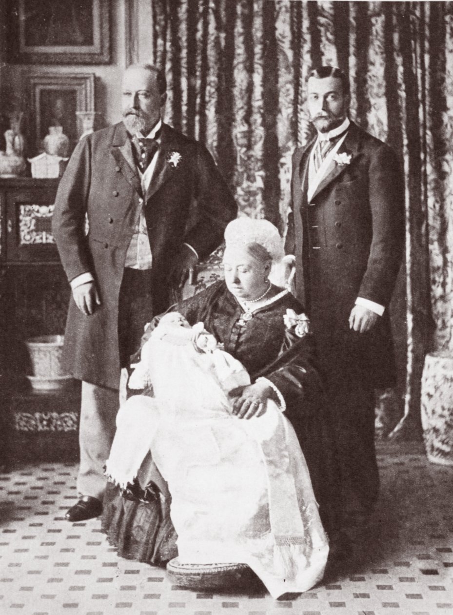 Viktória királynő VIII. Edward királyt tartja kezében a keresztelőjén, 1894. július 16-án alkotó: English Photographer