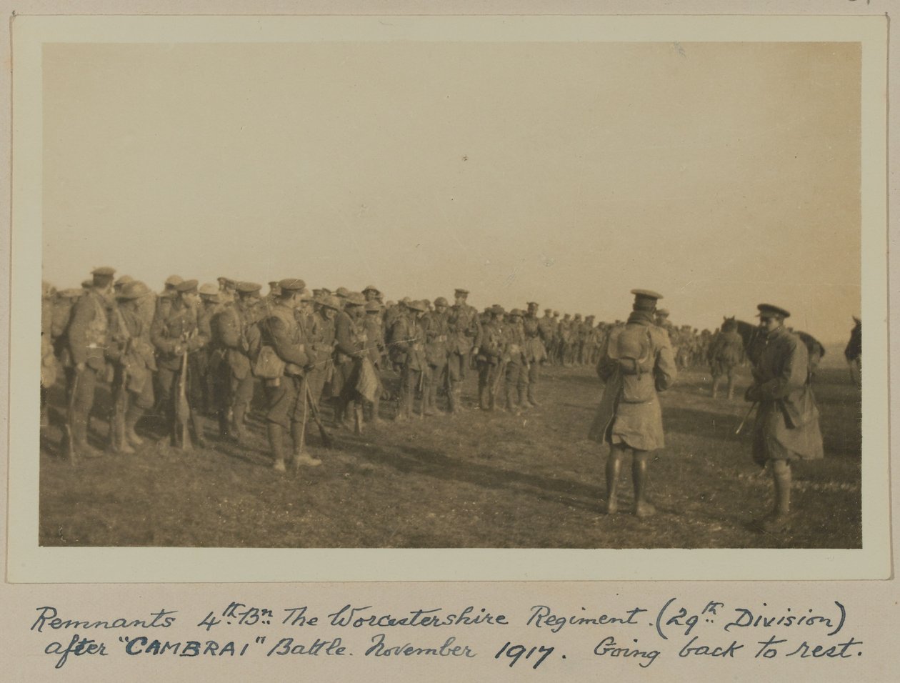 Maradékok 4. Bn. A Worcestershire Ezred (29. hadosztály) a „CAMBRAI” csata után, 1917. november, nyugalomba vonulás alkotó: English Photographer