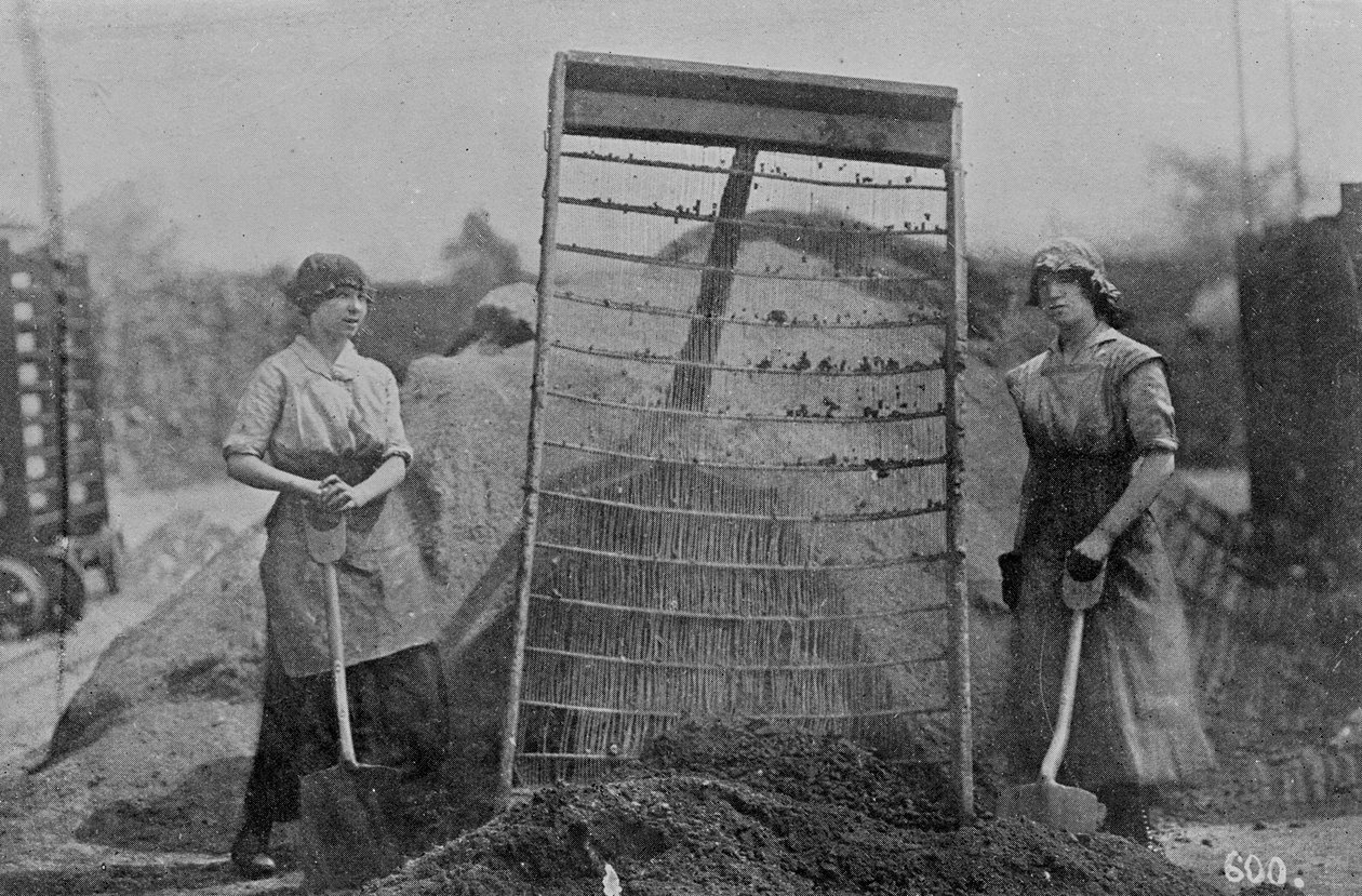 Riddling Cinders, War Office fényképek, 1916 (bw fotó) alkotó: English Photographer