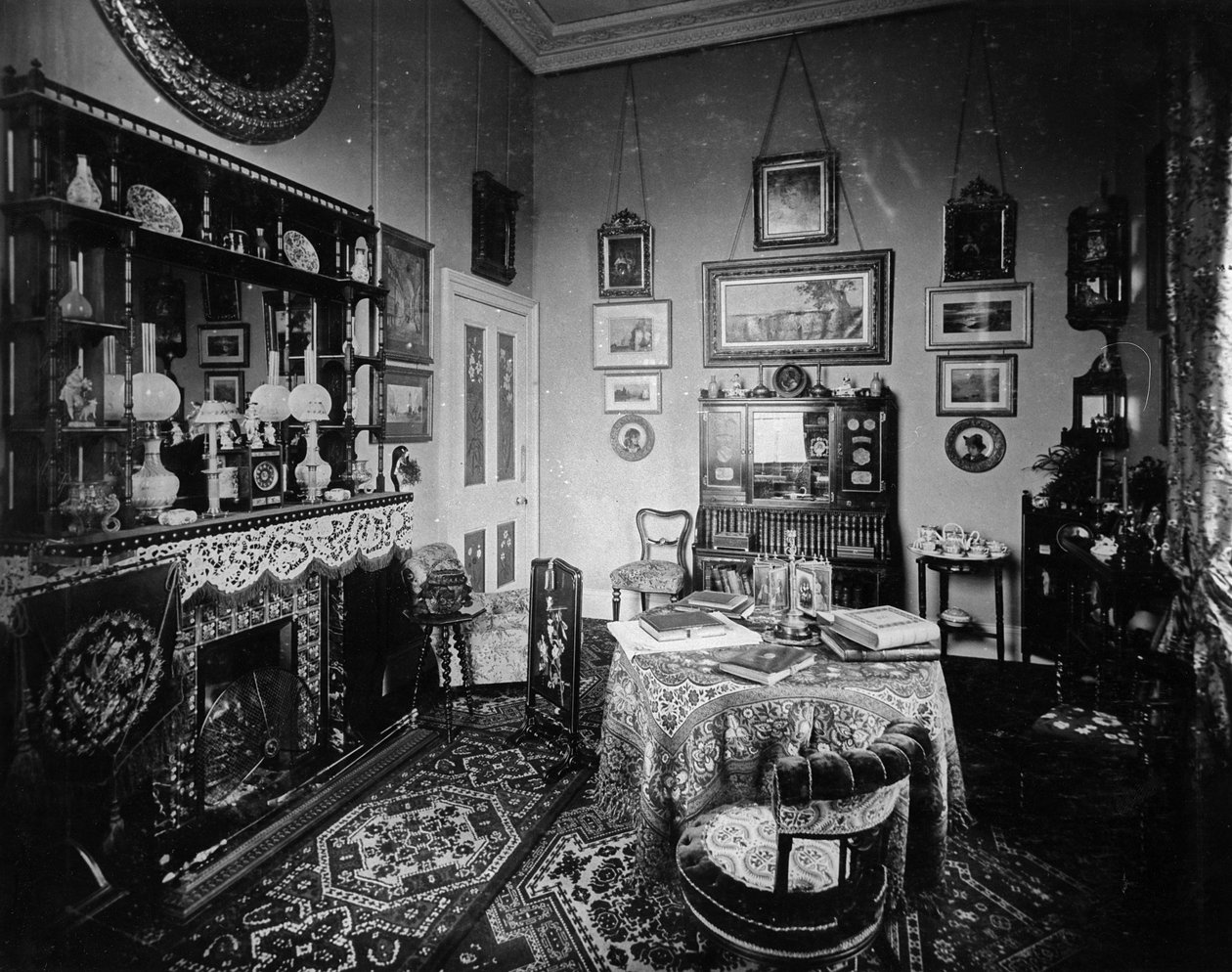 Szoba a Villa Hohenloheban, Baden-Badenben alkotó: English Photographer