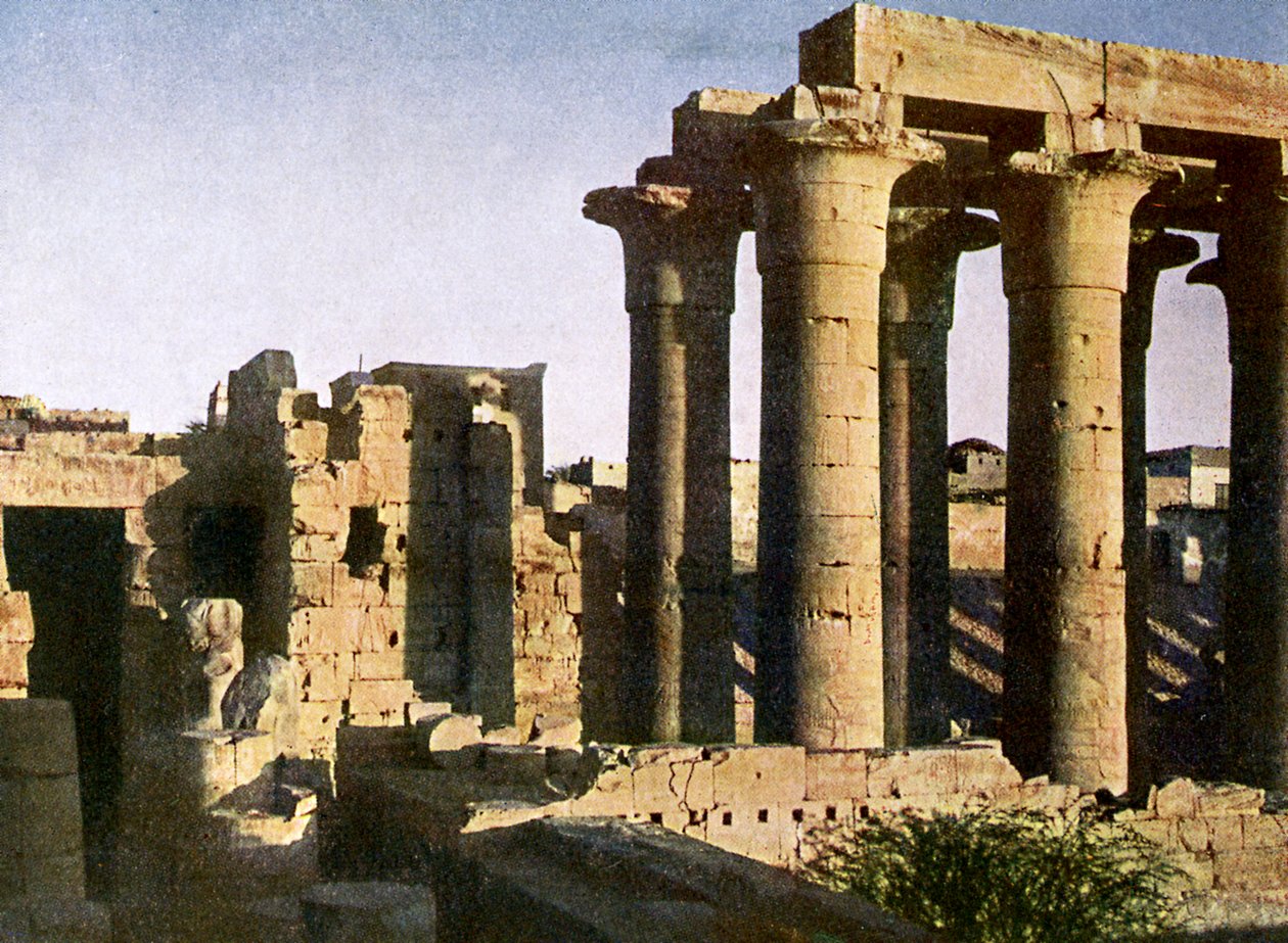 Az egyiptomi Luxor-templom karzatának romjai. alkotó: English Photographer