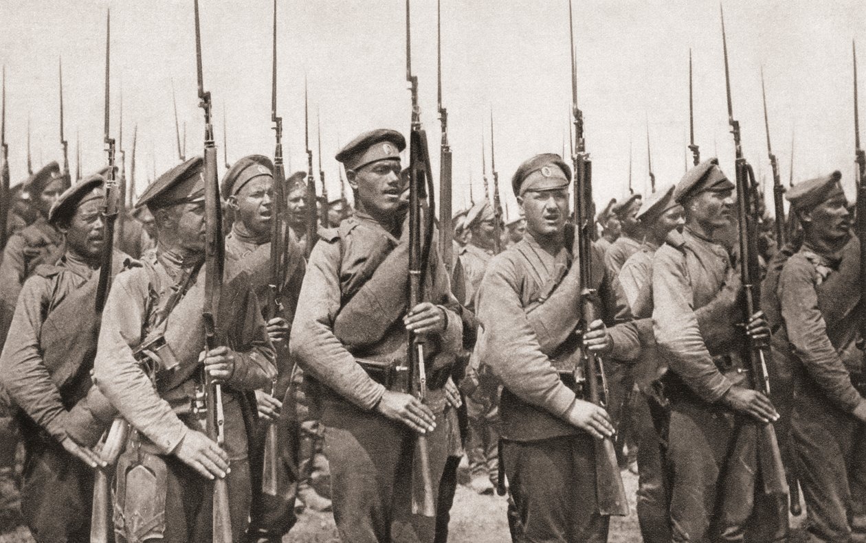 Orosz gyalogság parádén és fegyvert bemutató az első világháború alatt, a The Illustrated War Newsból, 1915 alkotó: English Photographer