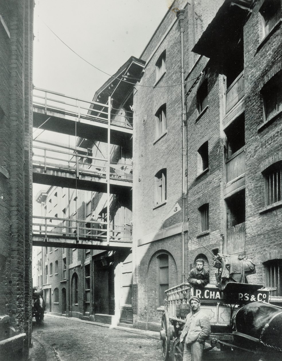 Shad Thames, London, 1890 alkotó: English Photographer