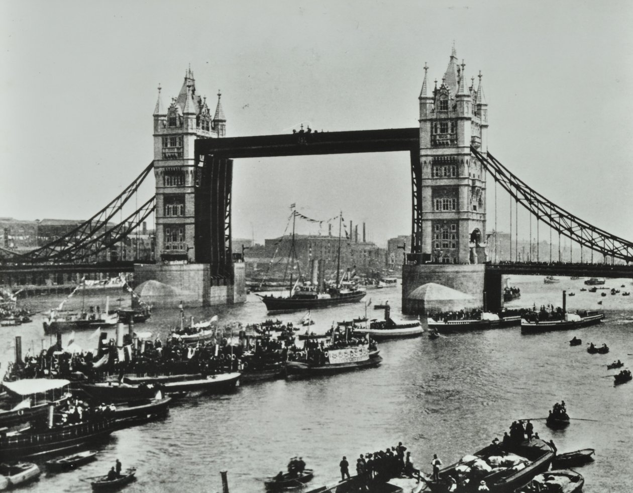 Hajók haladnak el a Tower Bridge alatt, 1894 alkotó: English Photographer
