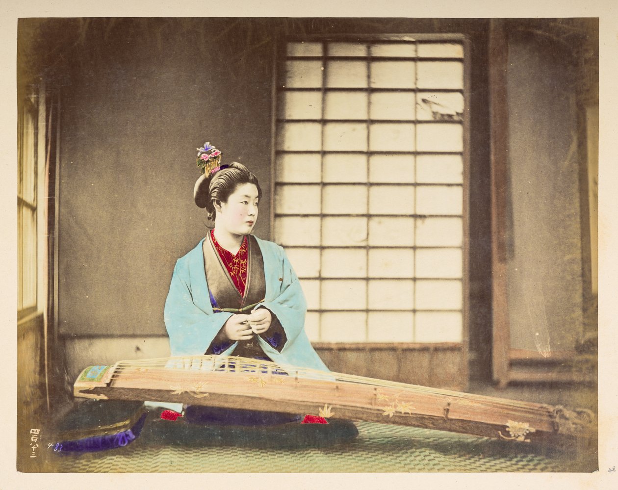 Éneklő lányok [Japán], Stúdióportré egy japán nőről, aki előtt egy vonós hangszerrel (egy citera) nyugszik,  Fotós: Ismeretlen  Lucas Collection: Charles James és Mo világkörüli turnéjának fényképfelvétele alkotó: English Photographer