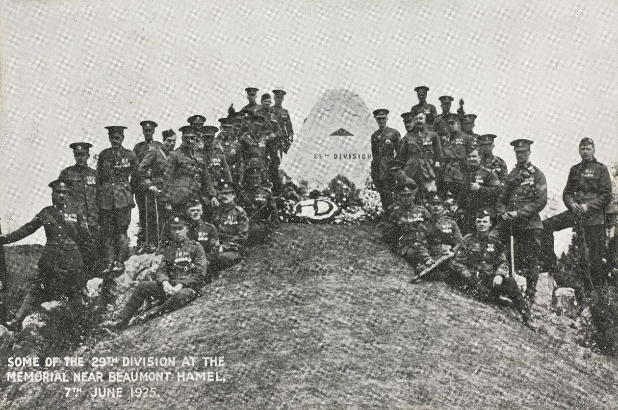 A 29. hadosztály egy része a Beaumont Hamel melletti emlékműnél, 1925. június 7. alkotó: English Photographer