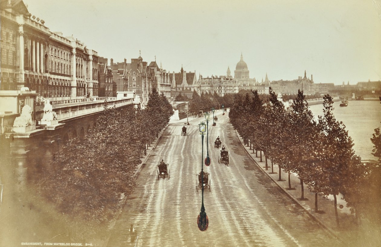 Somerset House, Victoria Embankment, Westminster LB: a Waterloo hídtól északra nézve, 1895 alkotó: English Photographer