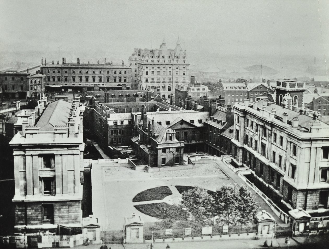 Szent Tamás Kórház: felülnézet, 1862 alkotó: English Photographer