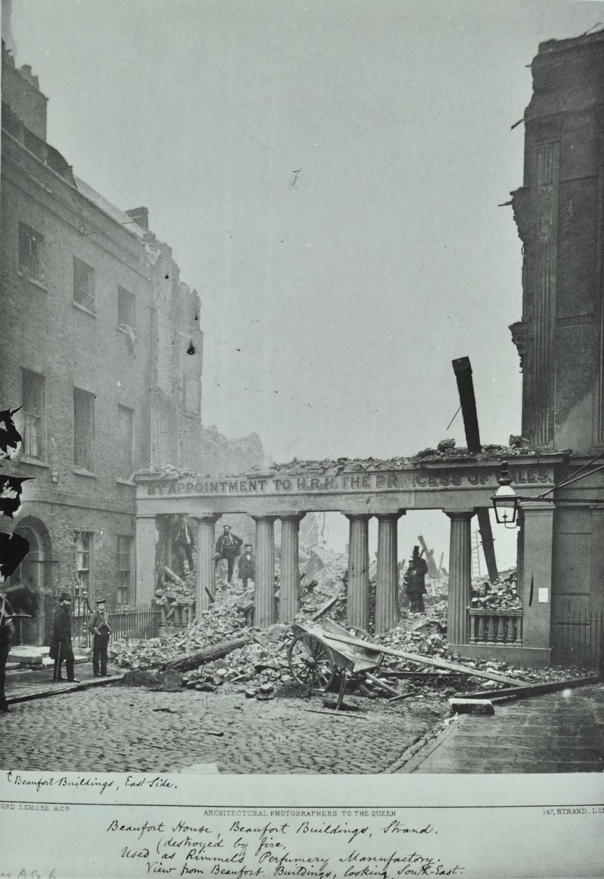 Strand, Westminster LB: Beaufort épületek, tűzkár, 1890 alkotó: English Photographer