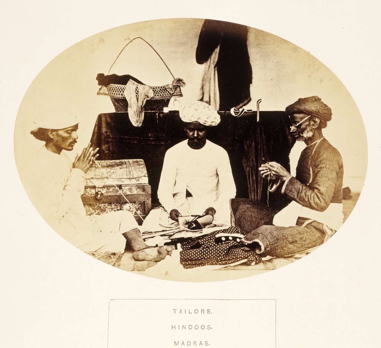 Tailors, Hindoos, Madras, The People of India, J. Forbes Watson, megjelent 1868 (albumnyomat) alkotó: English Photographer