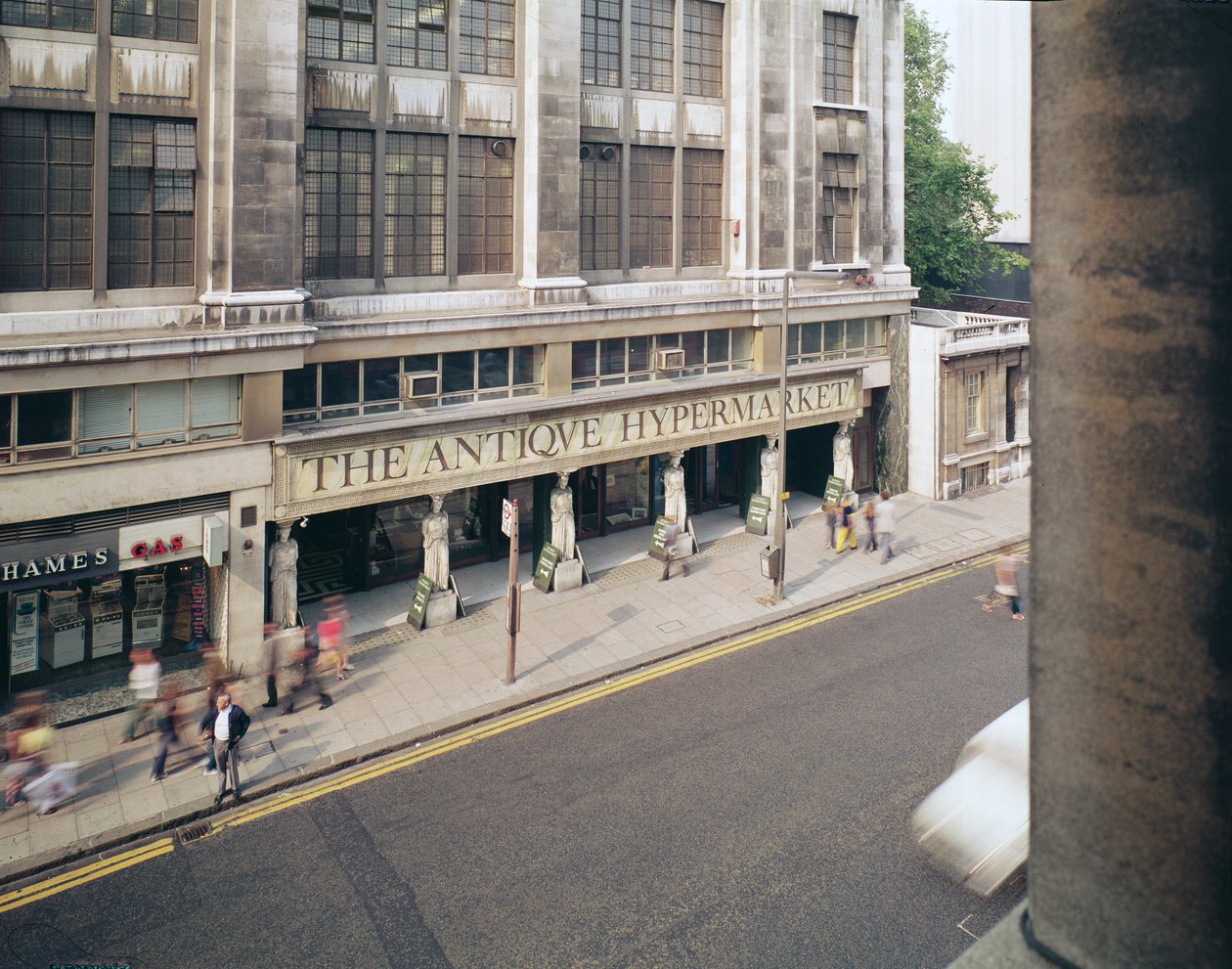 Az antik hipermarket, Kensington High Street alkotó: English Photographer