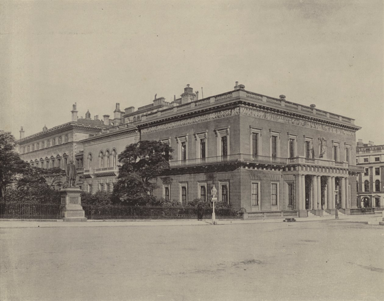 Az Athenaeum Club (fekete-fehér fotó) alkotó: English Photographer