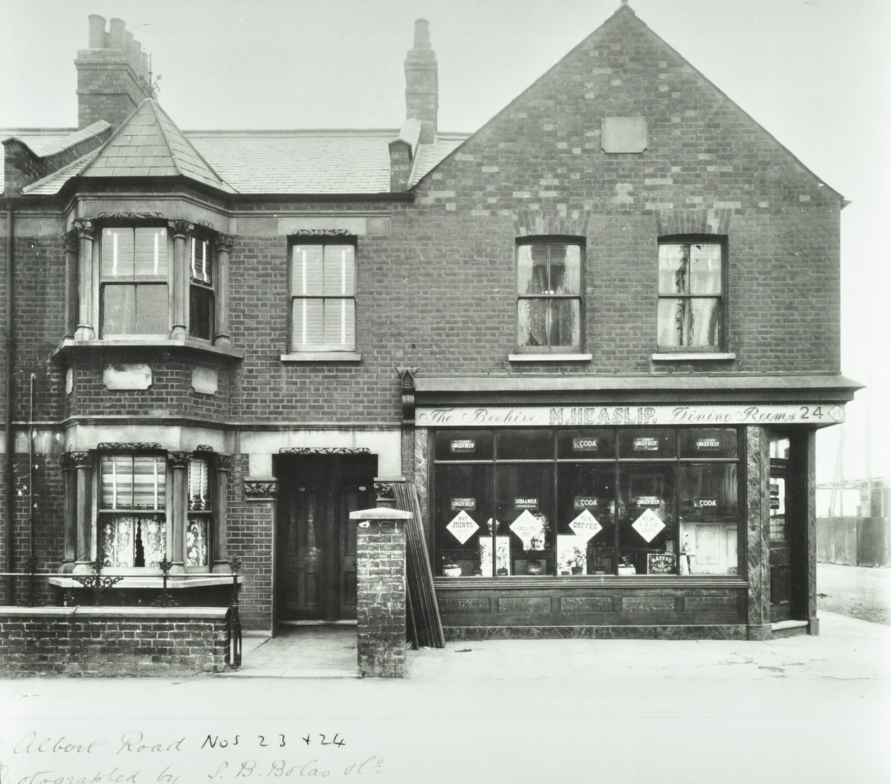 The Beehive Dining Rooms 97.0 ALB, 1899 alkotó: English Photographer