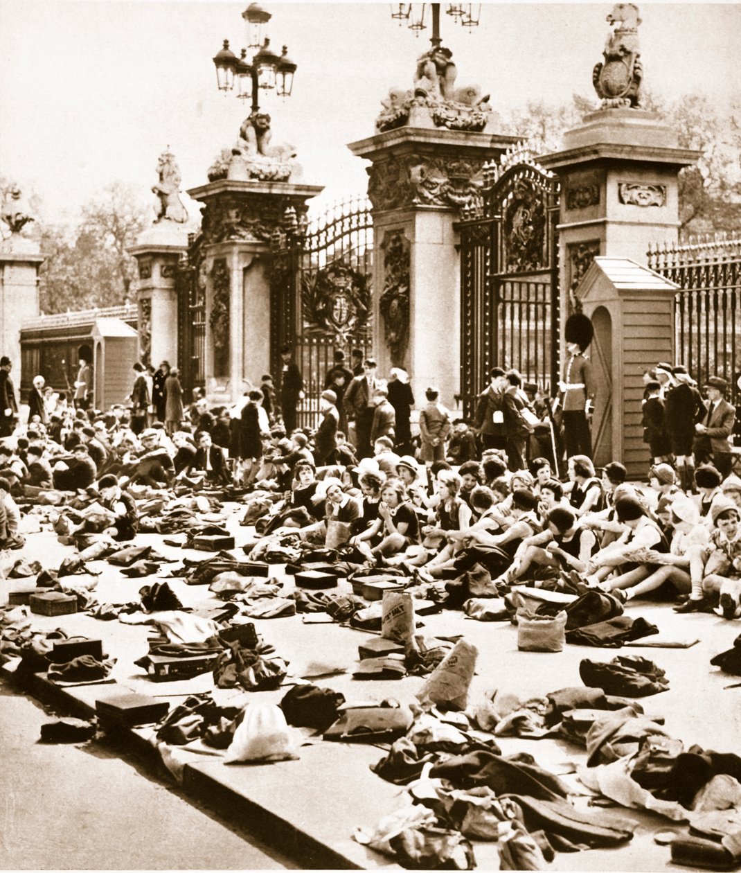 A gyermekek jubileumi ünnepe, 1935 alkotó: English Photographer