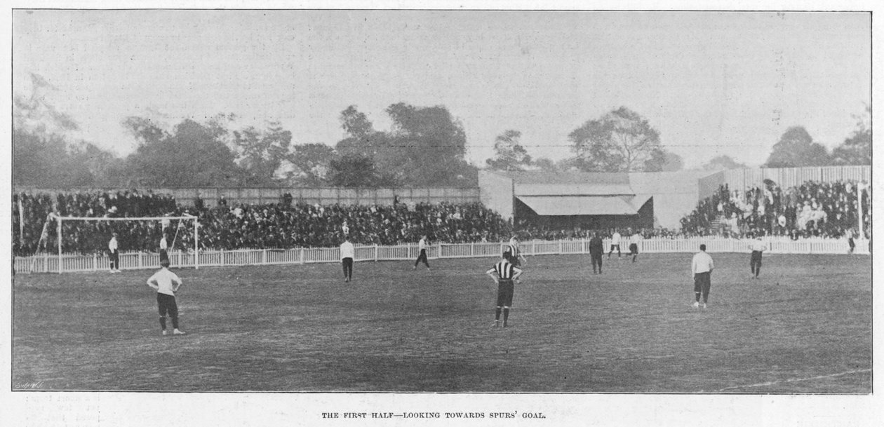 Az első félidő – a Spurs gólja felé tekintve, 1899 alkotó: English Photographer